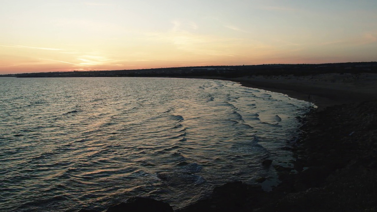 意大利西西里岛，夏日日落后缓慢的海浪视频素材