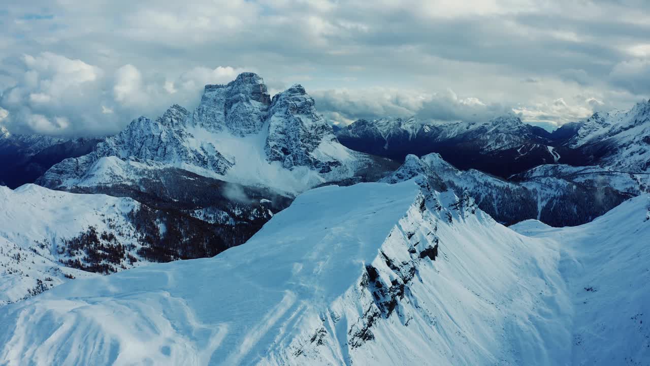 天空中的白云石，冬天和帕索焦州的雪视频素材