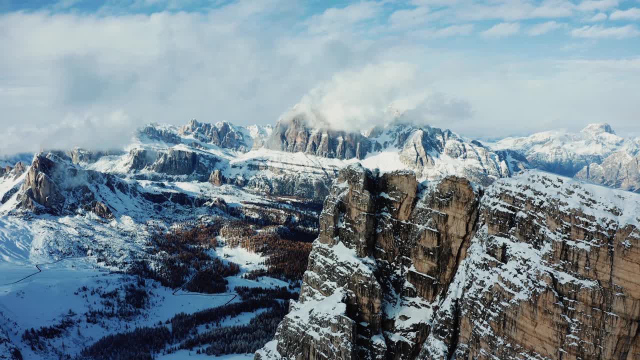 天空中的白云石，冬天和帕索焦州的雪视频素材