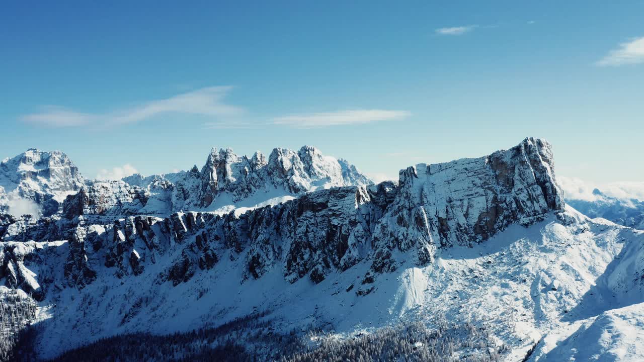 天空中的白云石，冬天和帕索焦州的雪视频素材