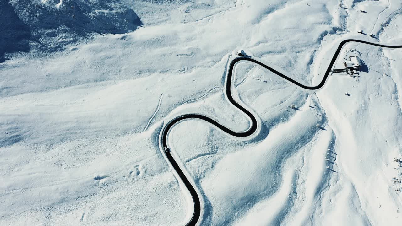 天空中的白云石，冬天和帕索焦州的雪视频素材