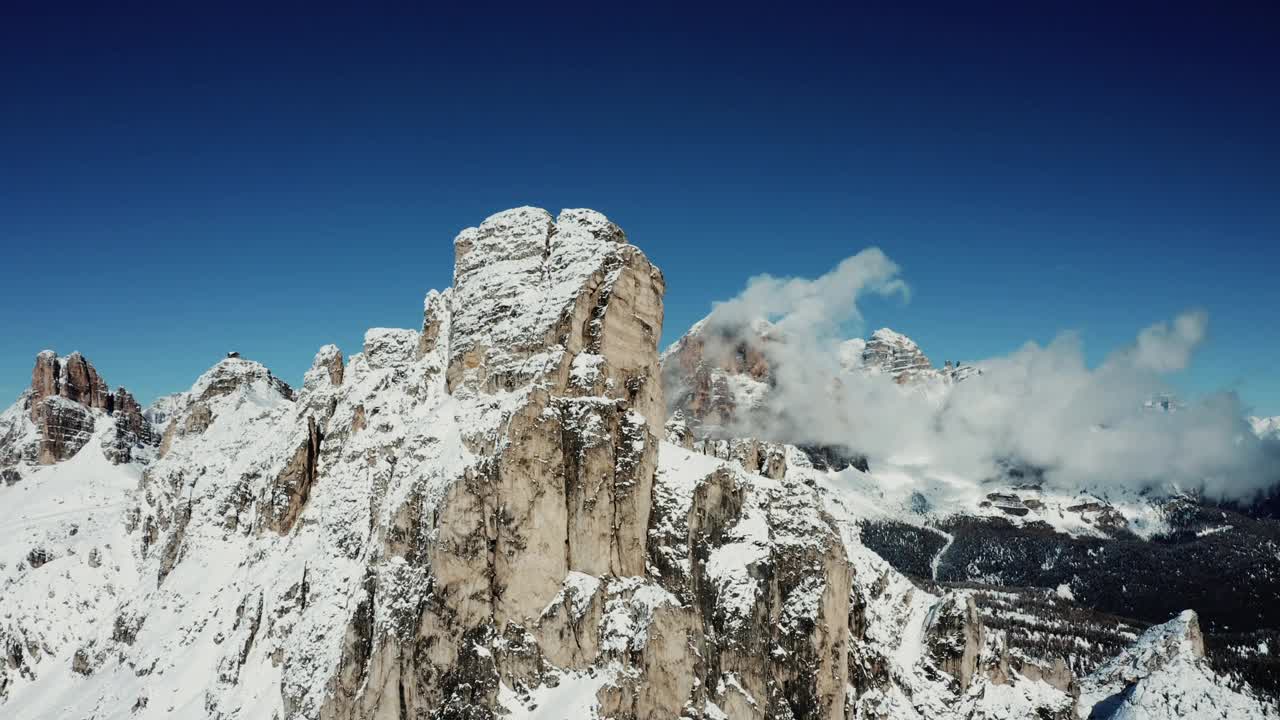 天空中的白云石，冬天和帕索焦州的雪视频素材