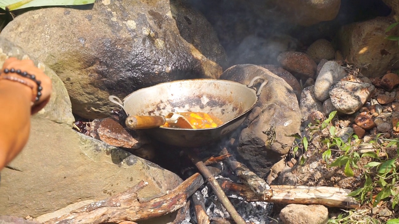 烹饪传统的柴火炉视频素材