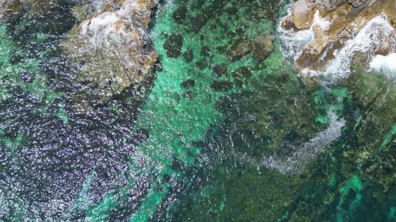 鸟瞰海浪冲击岩石海岸的视频视频素材