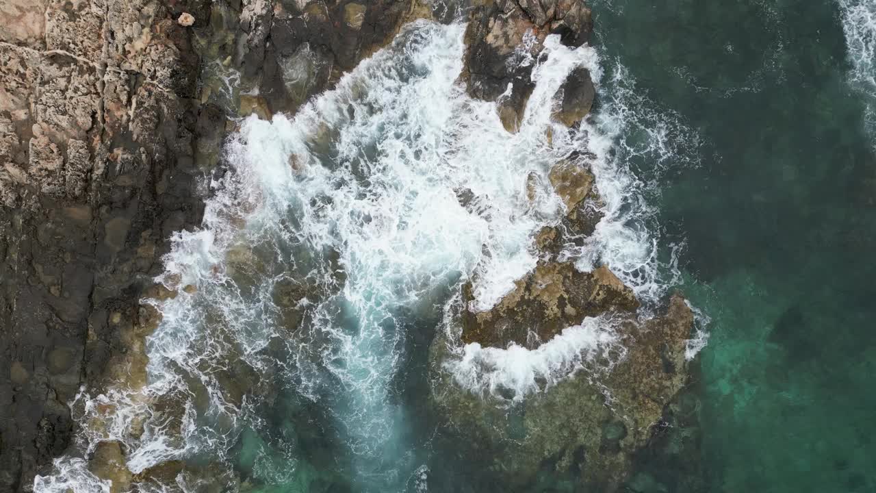 鸟瞰海浪冲击岩石海岸的视频视频素材