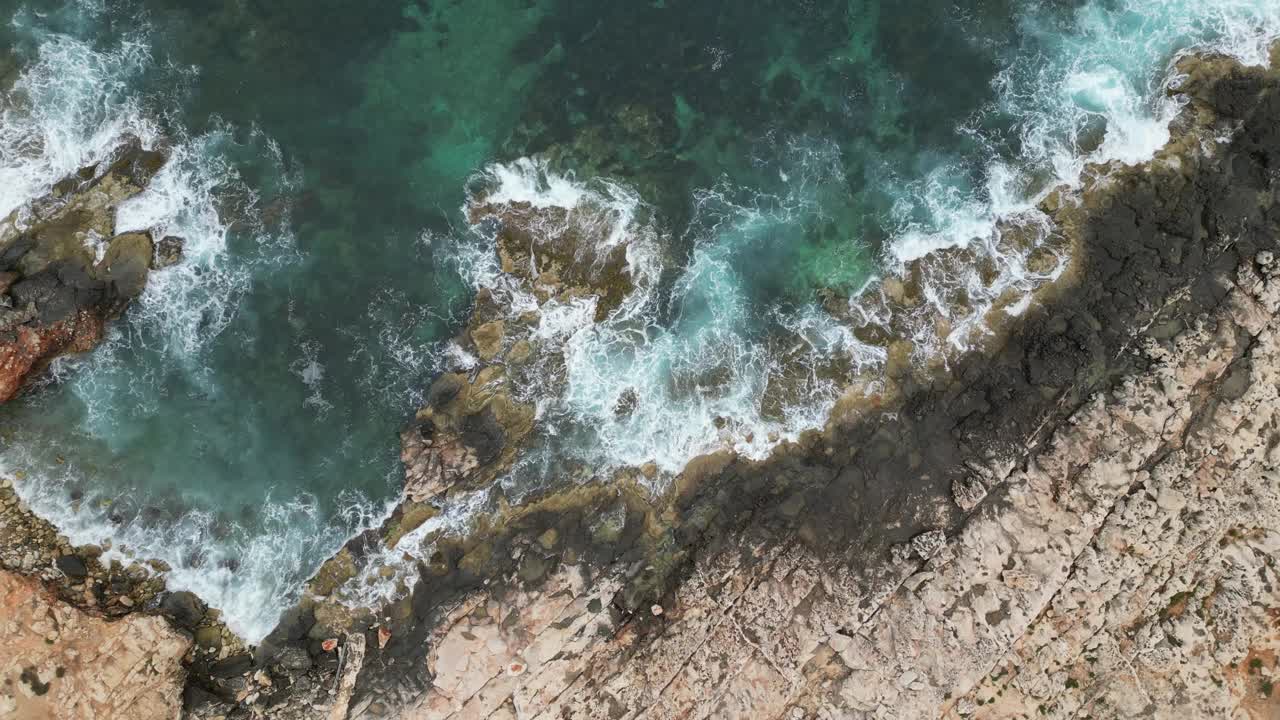 鸟瞰海浪冲击岩石海岸的视频视频素材