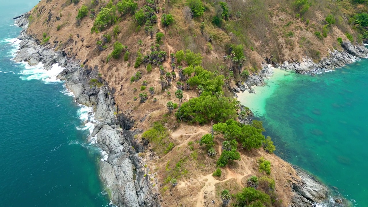 在阳光明媚的日子里，海浪撞击岩石海岸的航拍视频视频素材