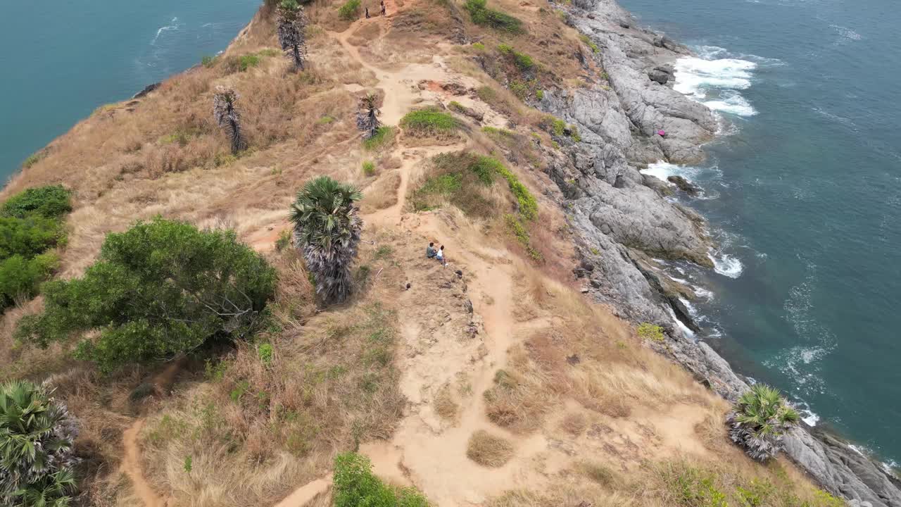 在阳光明媚的日子里，海浪撞击岩石海岸的航拍视频视频素材