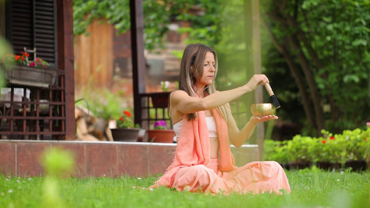 一个女人在绿色植物中的幸福时刻视频素材