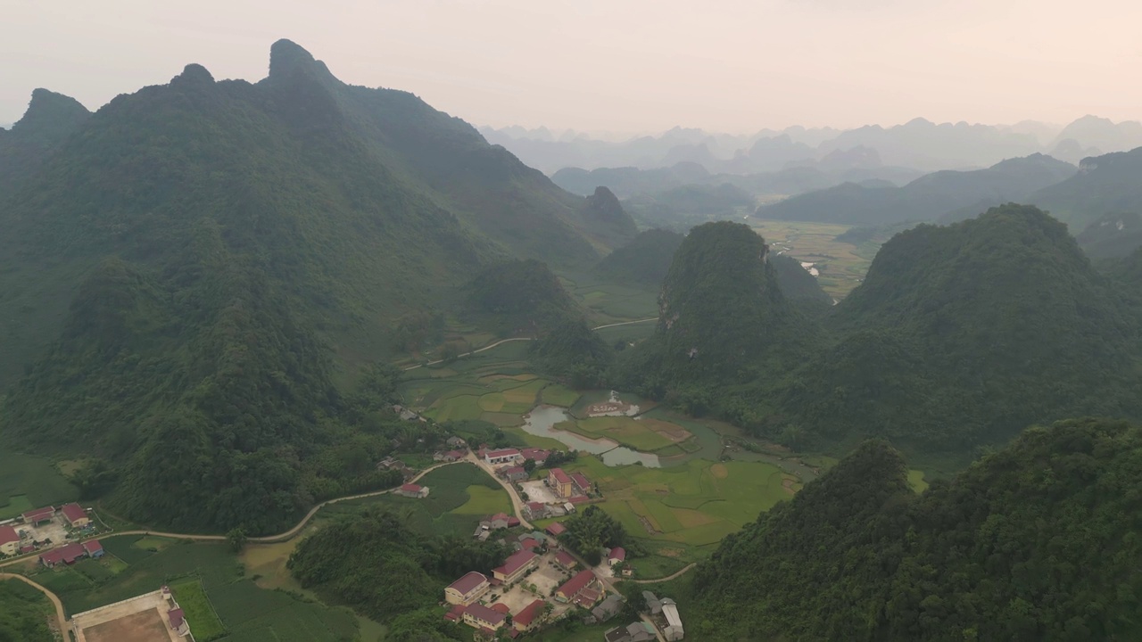 空中俯瞰新鲜的水稻梯田，绿色的农田在农村或农村地区曹邦，山丘陵山谷在亚洲，越南，中国边境。自然景观背景。视频素材