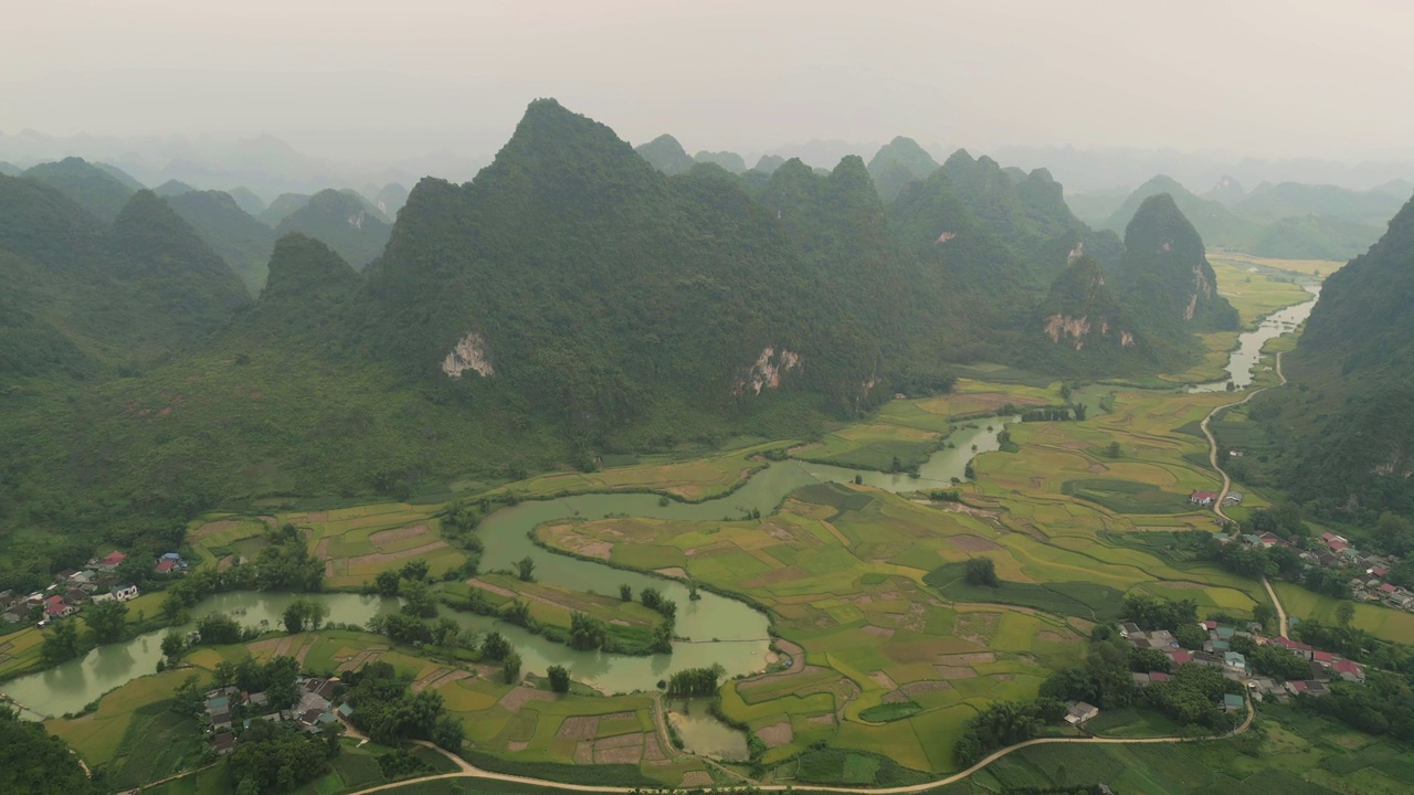 空中俯瞰新鲜的水稻梯田，绿色的农田在农村或农村地区曹邦，山丘陵山谷在亚洲，越南，中国边境。自然景观背景。视频素材