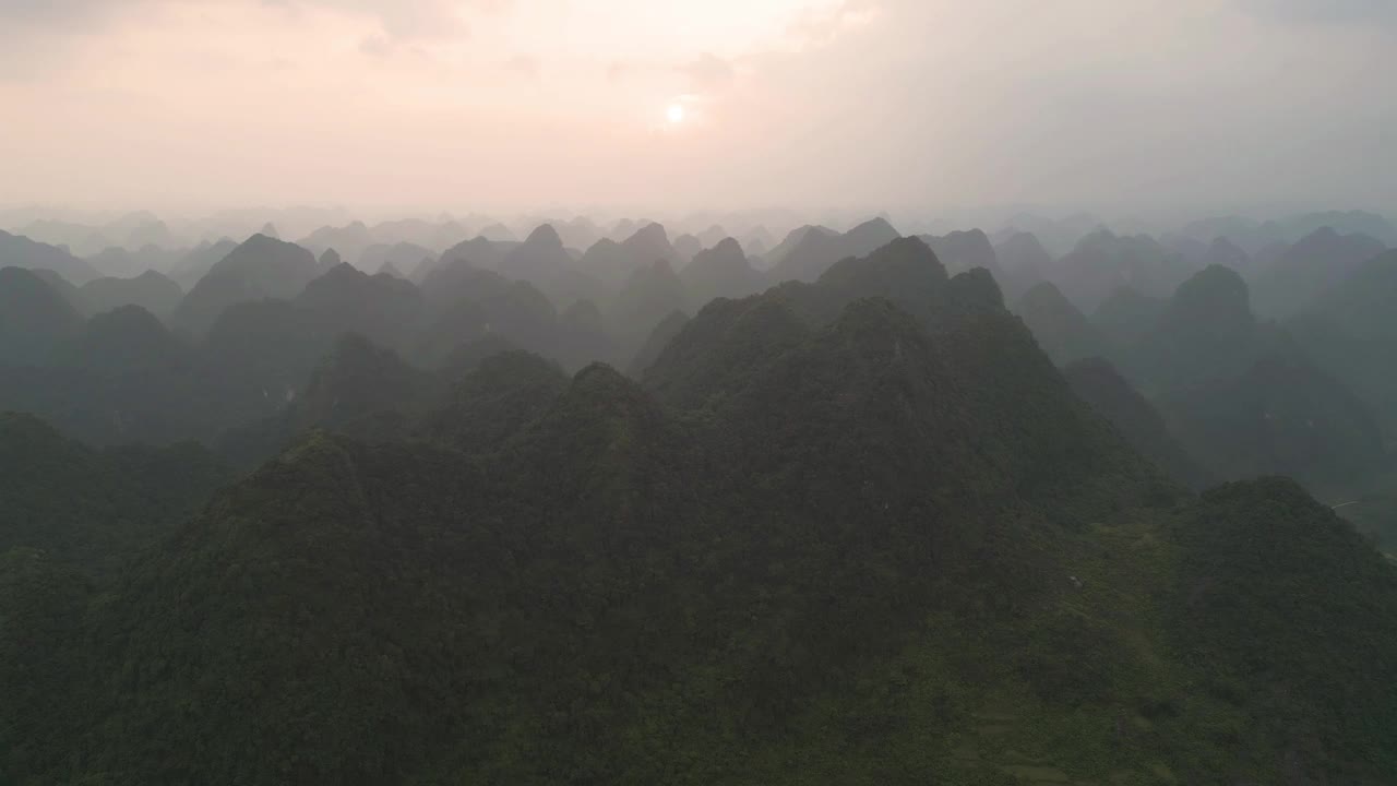 空中俯瞰新鲜的水稻梯田，绿色的农田在农村或农村地区曹邦，山丘陵山谷在亚洲，越南，中国边境。自然景观背景。视频素材