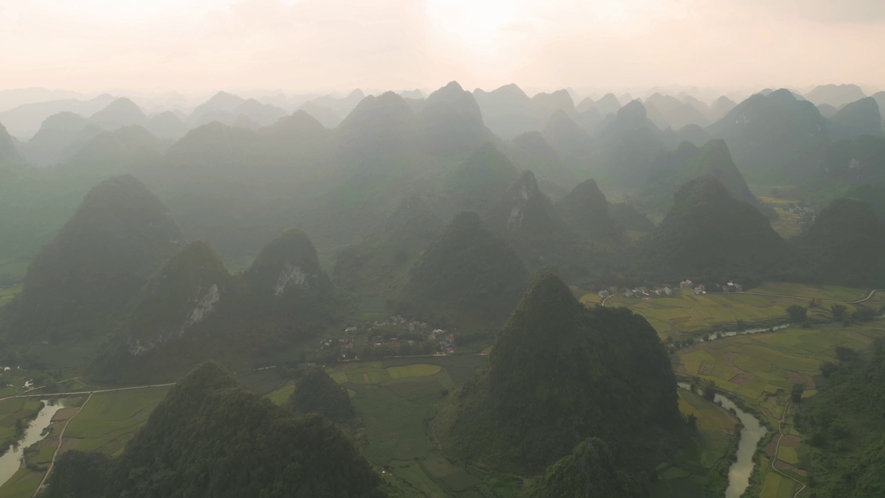 空中俯瞰新鲜的水稻梯田，绿色的农田在农村或农村地区曹邦，山丘陵山谷在亚洲，越南，中国边境。自然景观背景。视频素材