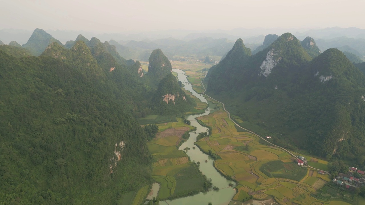 空中俯瞰新鲜的水稻梯田，绿色的农田在农村或农村地区曹邦，山丘陵山谷在亚洲，越南，中国边境。自然景观背景。视频素材