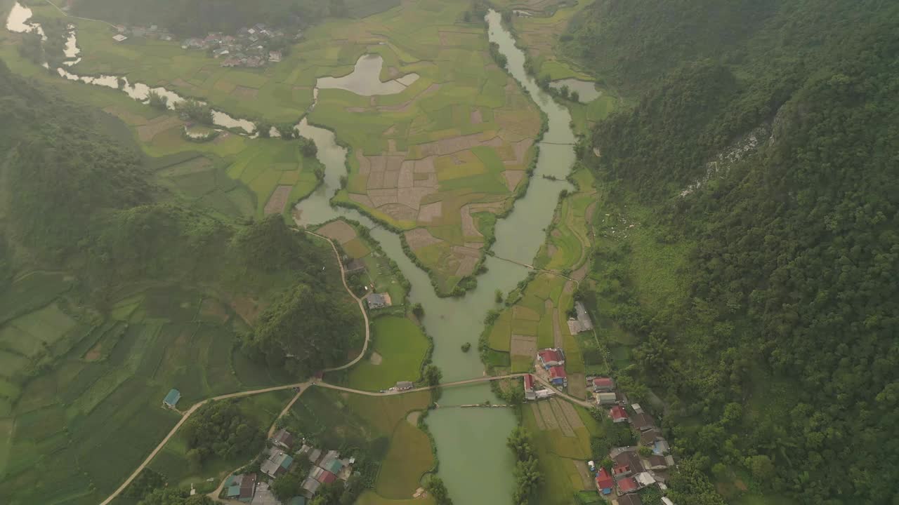 空中俯瞰新鲜的水稻梯田，绿色的农田在农村或农村地区曹邦，山丘陵山谷在亚洲，越南，中国边境。自然景观背景。视频素材