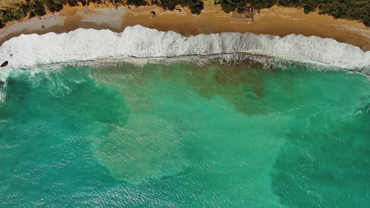 海滩和海浪高高在上视频素材