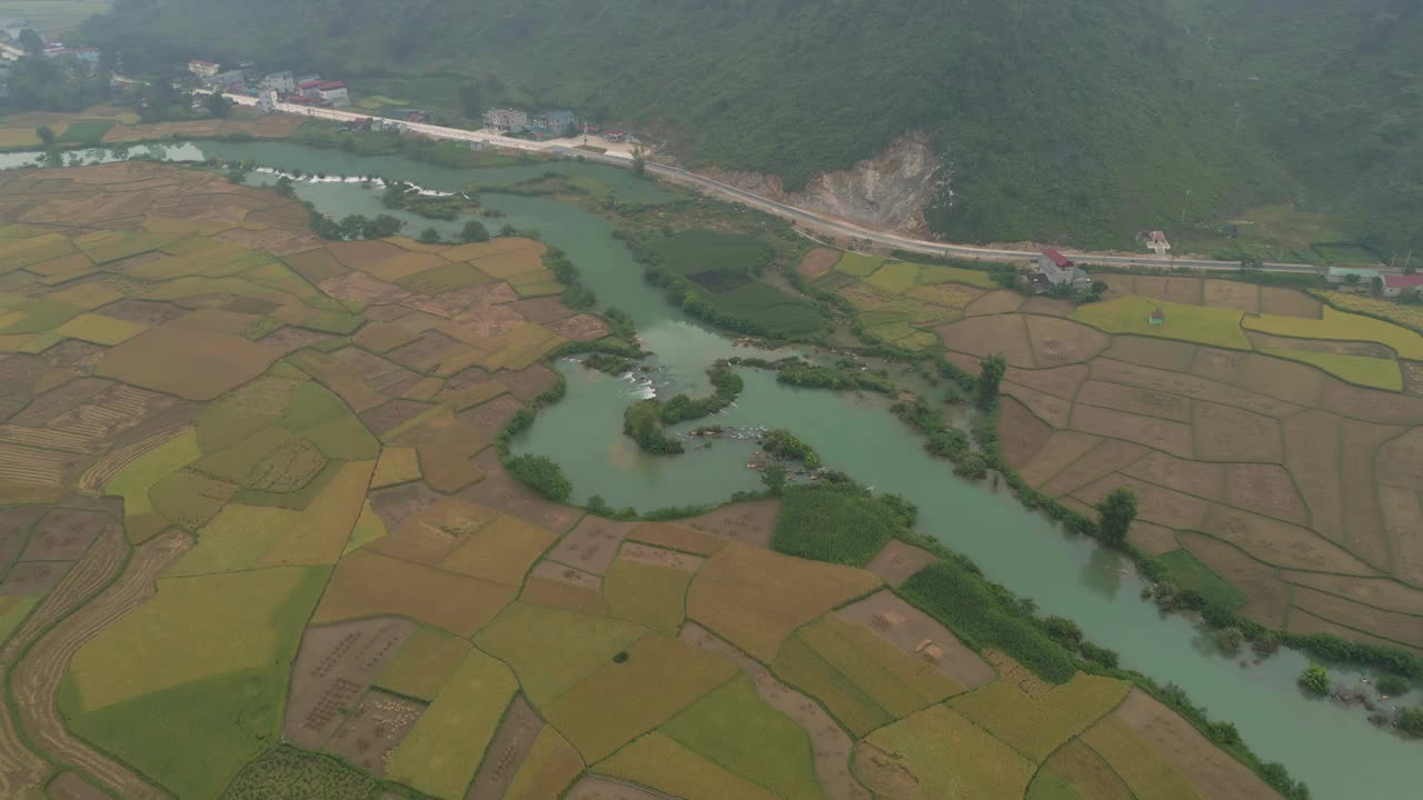 空中俯瞰新鲜的水稻梯田，绿色的农田在农村或农村地区曹邦，山丘陵山谷在亚洲，越南，中国边境。自然景观背景。视频素材