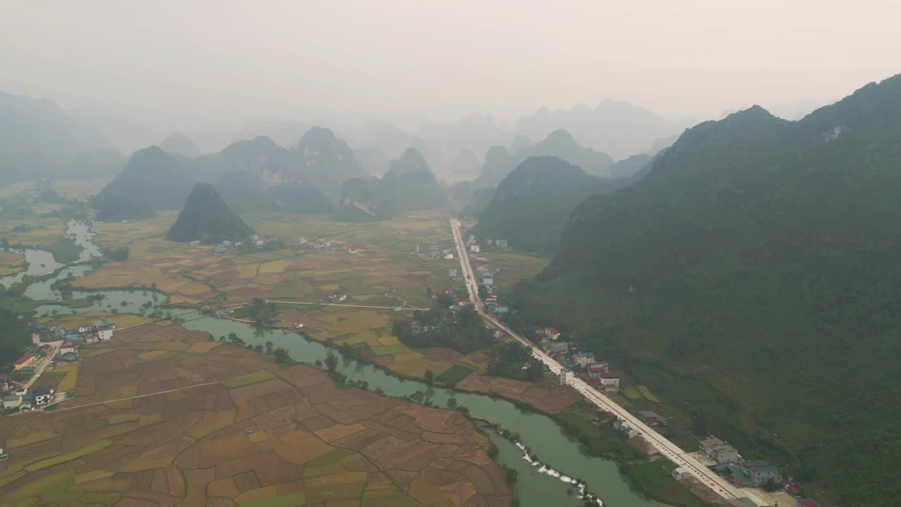 空中俯瞰新鲜的水稻梯田，绿色的农田在农村或农村地区曹邦，山丘陵山谷在亚洲，越南，中国边境。自然景观背景。视频素材