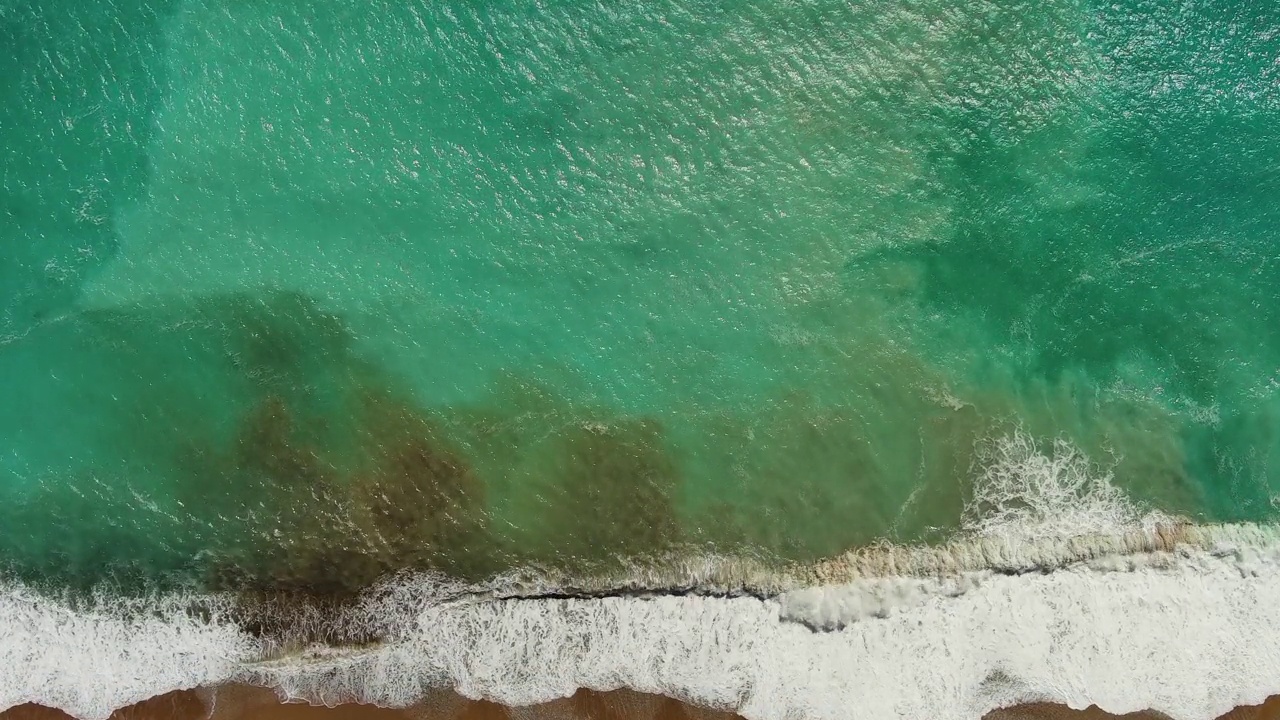 海滩和海浪高高在上视频素材