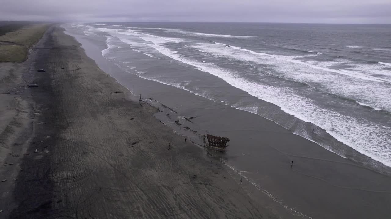 海滩上的沉船视频下载