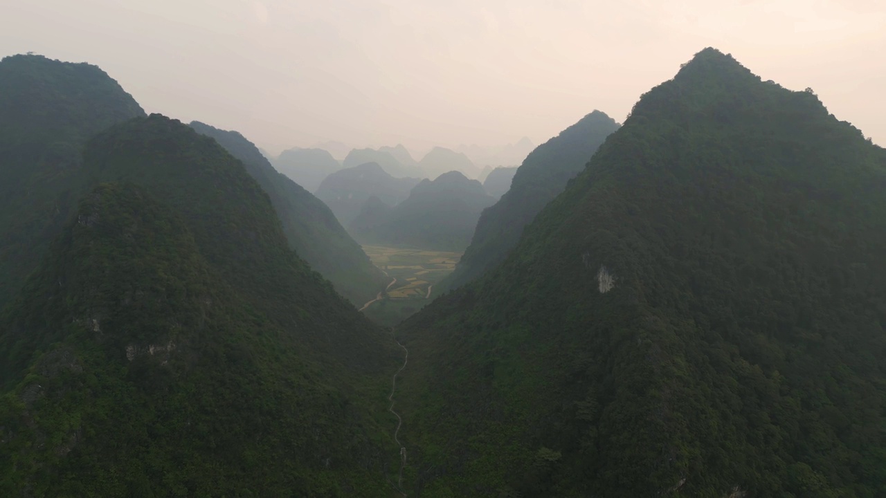 空中俯瞰新鲜的水稻梯田，绿色的农田在农村或农村地区曹邦，山丘陵山谷在亚洲，越南，中国边境。自然景观背景。视频素材