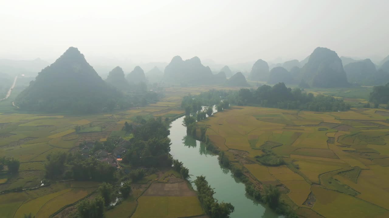 空中俯瞰新鲜的水稻梯田，绿色的农田在农村或农村地区曹邦，山丘陵山谷在亚洲，越南，中国边境。自然景观背景。视频素材