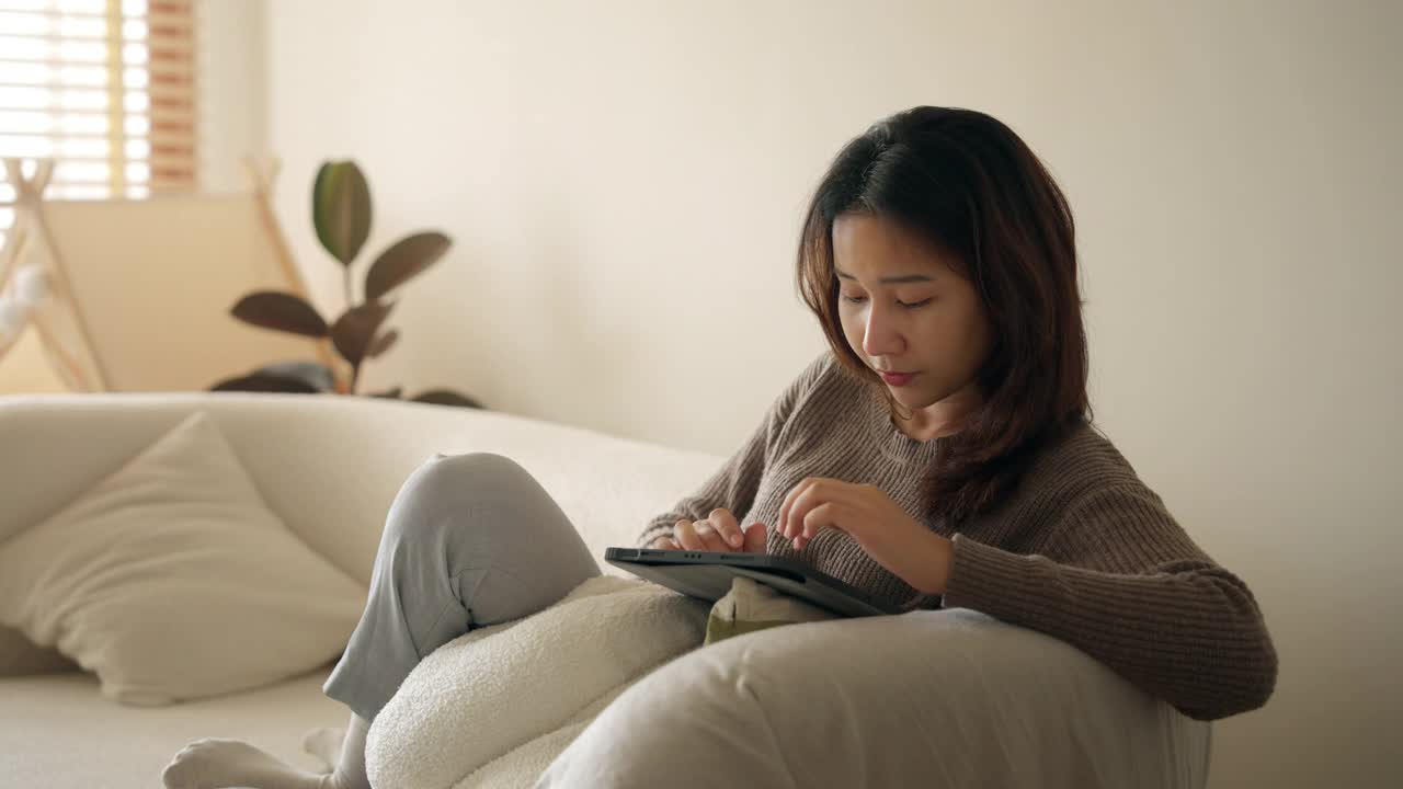 年轻女子在家用平板电脑查收邮件视频素材