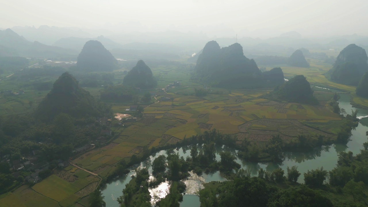 空中俯瞰新鲜的水稻梯田，绿色的农田在农村或农村地区曹邦，山丘陵山谷在亚洲，越南，中国边境。自然景观背景。视频素材