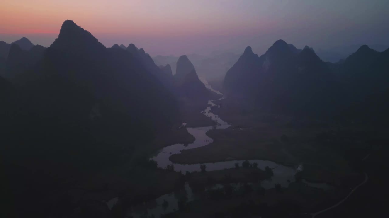 空中俯瞰新鲜的水稻梯田，绿色的农田在农村或农村地区曹邦，山丘陵山谷在亚洲，越南，中国边境。自然景观背景。视频素材