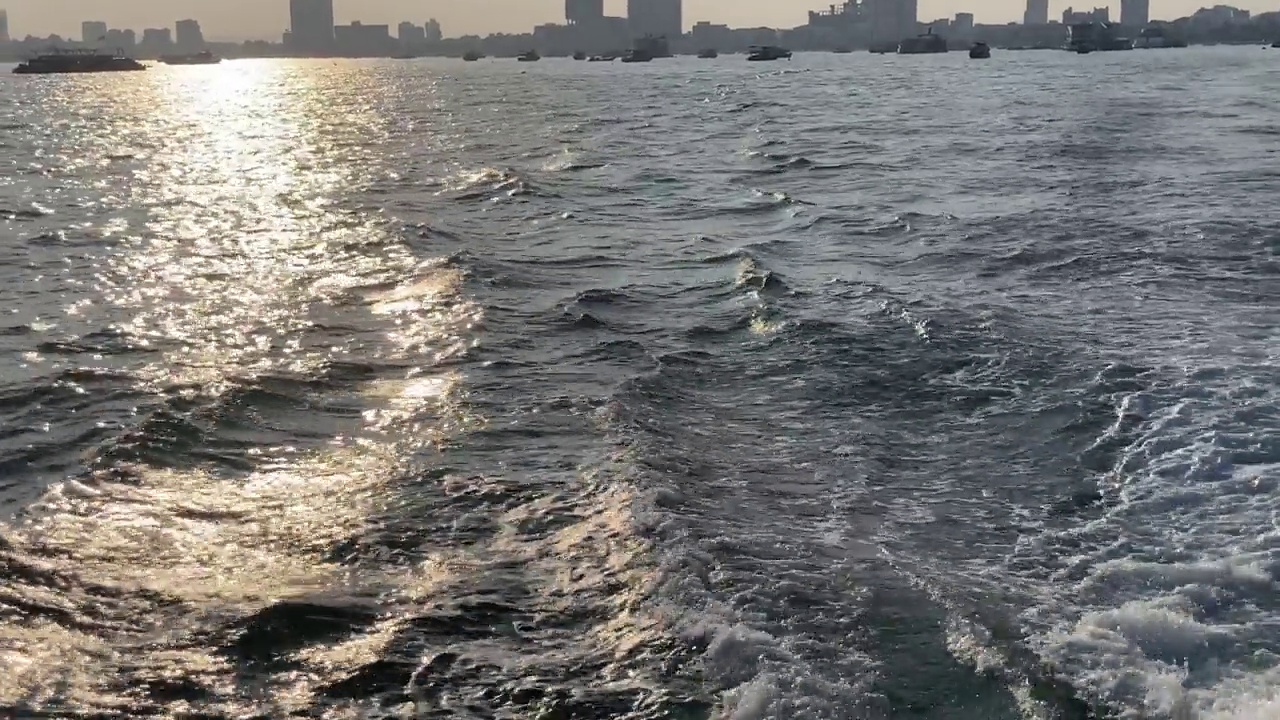 从渡船后面传来的海浪视频素材