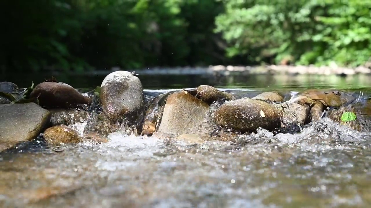 山野河水流过巨石。视频素材