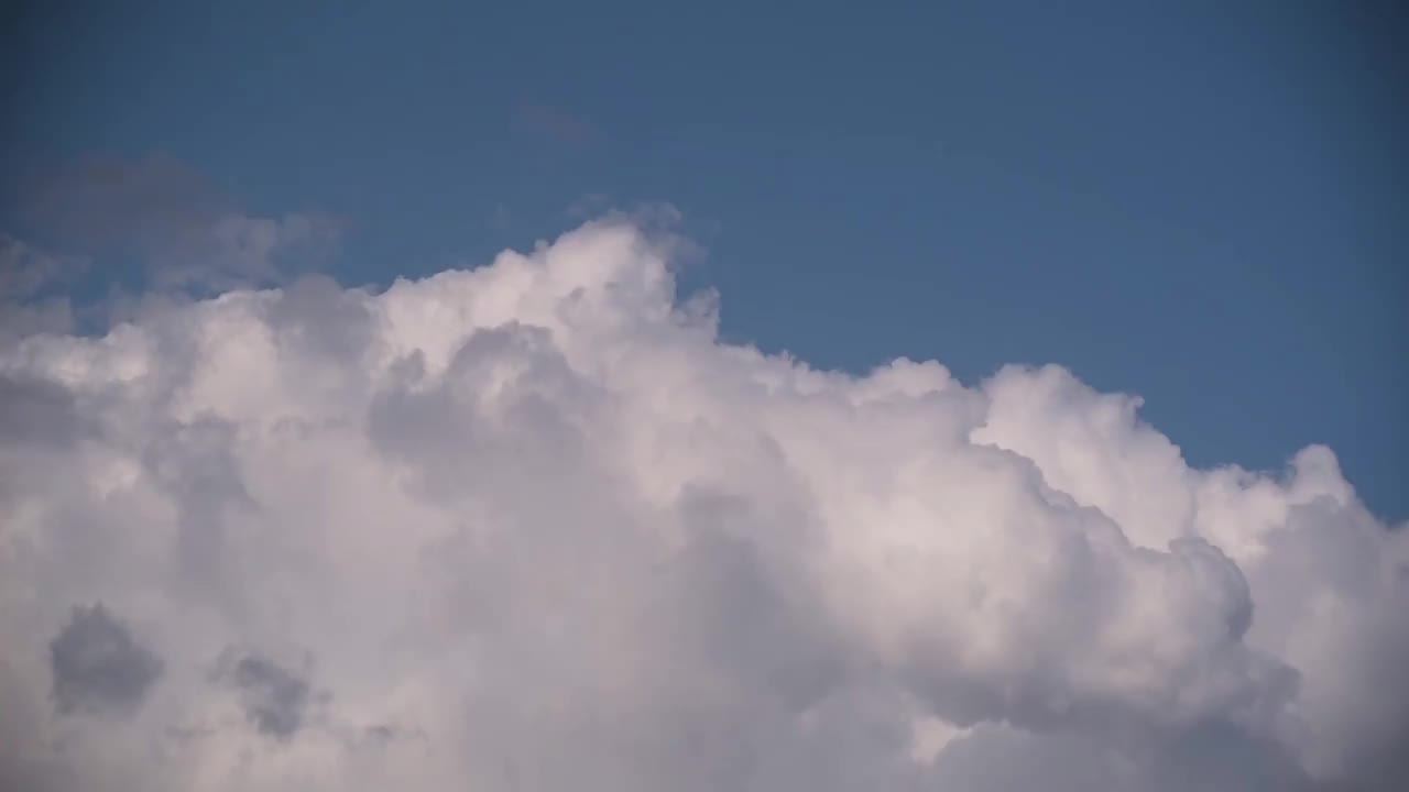 雷雨云在天空中形成的时间流逝视频素材