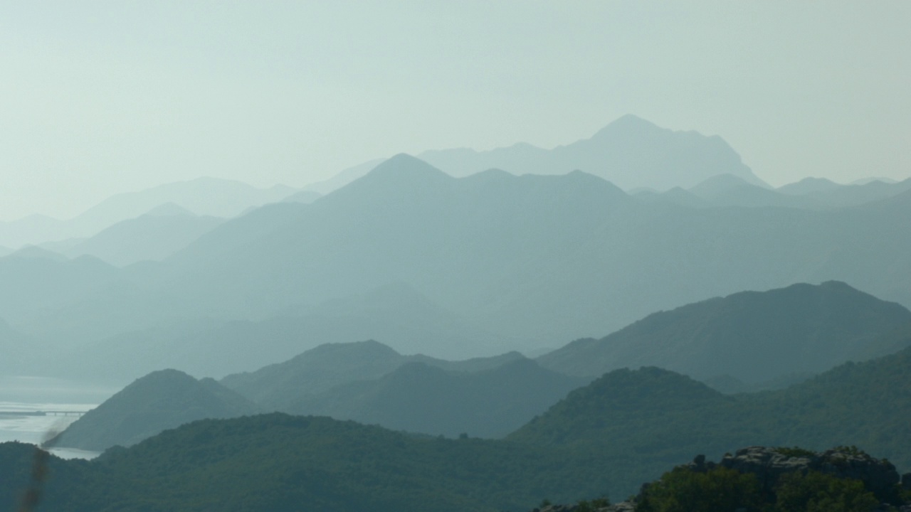 令人惊叹的山脉、绿色植物和多云的天空。有创造力。自然景观与高山在清晨的薄雾或雾霭视频素材