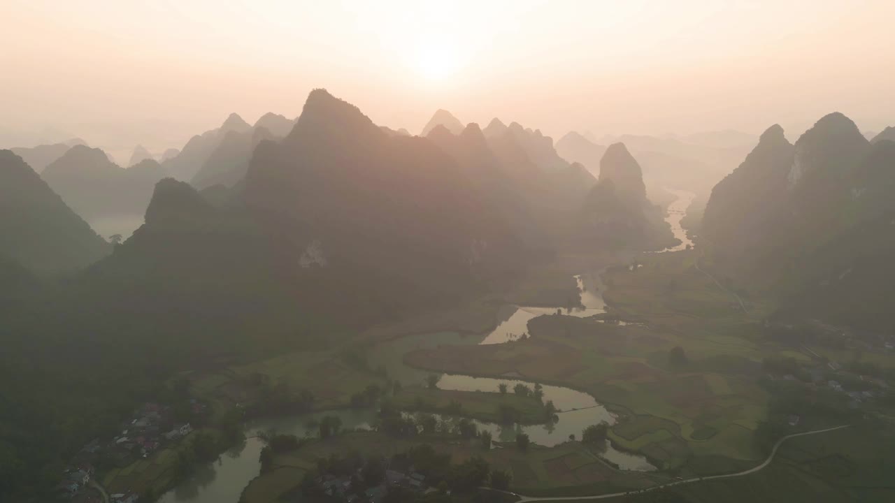 空中俯瞰新鲜的水稻梯田，绿色的农田在农村或农村地区曹邦，山丘陵山谷在亚洲，越南，中国边境。自然景观背景。视频素材