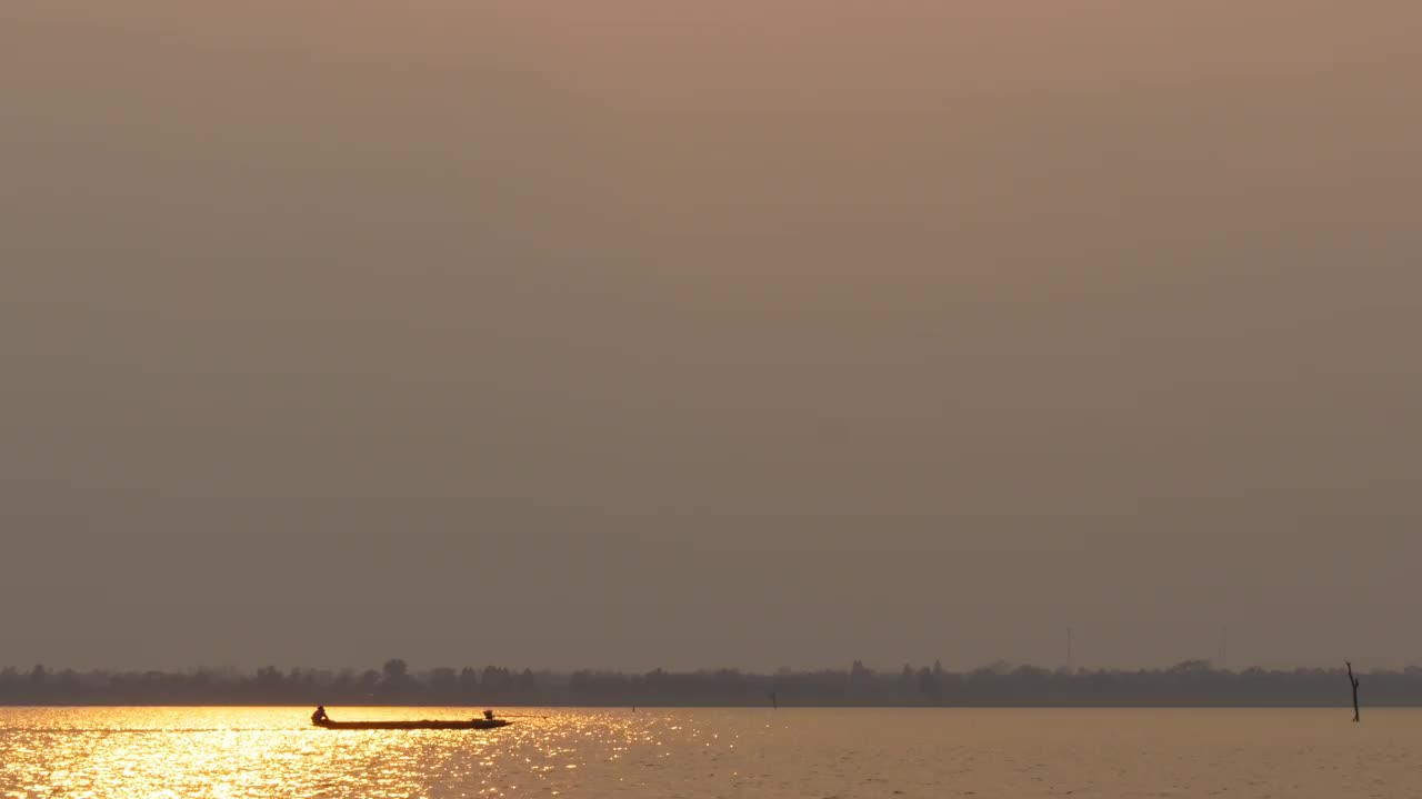 金色的倒影在夕阳下闪闪发光。视频素材