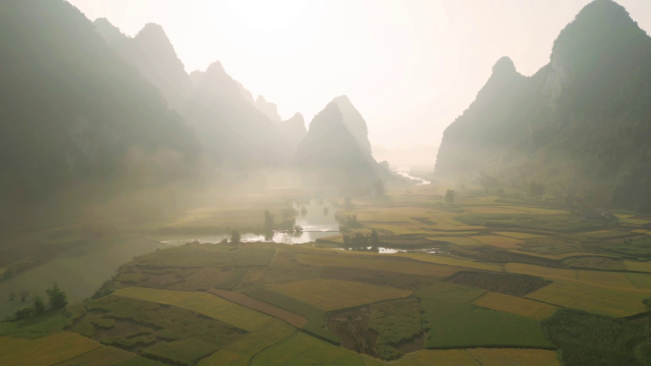 空中俯瞰新鲜的水稻梯田，绿色的农田在农村或农村地区曹邦，山丘陵山谷在亚洲，越南，中国边境。自然景观背景。视频素材