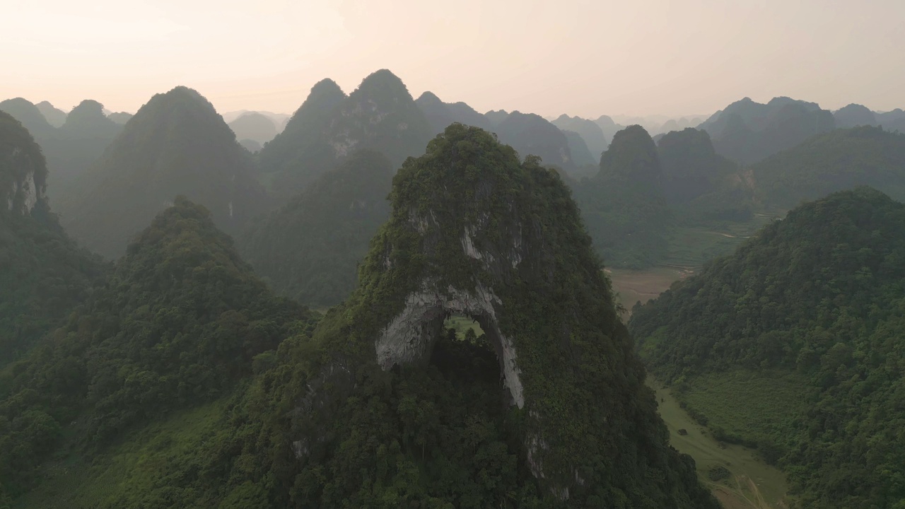 空中俯瞰新鲜的水稻梯田，绿色的农田在农村或农村地区曹邦，山丘陵山谷在亚洲，越南，中国边境。自然景观背景。视频素材