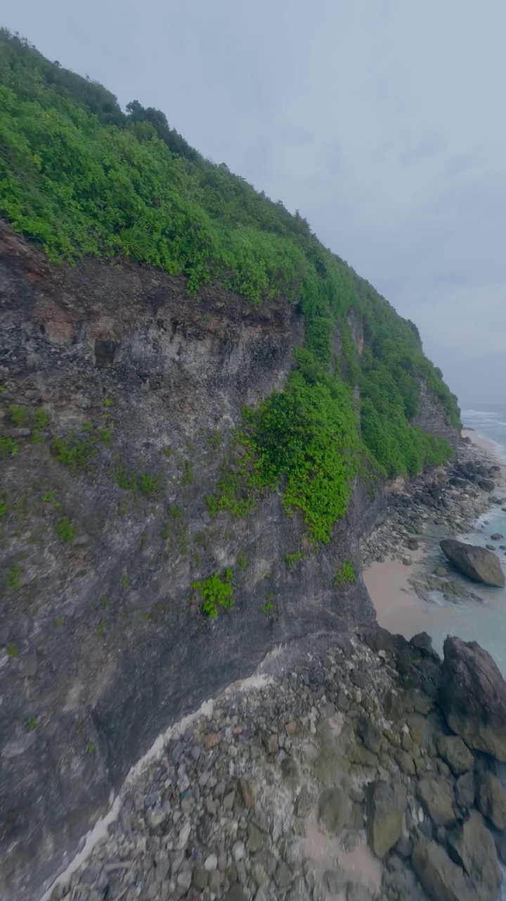 垂直视频。山速低潜丛林色沟碧海海浪视频素材