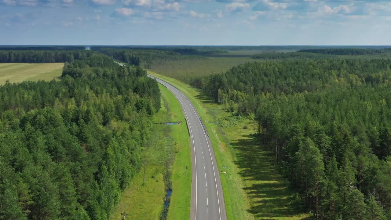 从空中俯瞰森林中的乡村道路视频素材