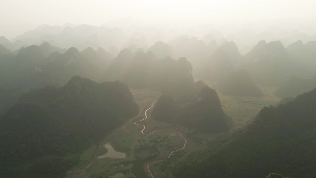 空中俯瞰新鲜的水稻梯田，绿色的农田在农村或农村地区曹邦，山丘陵山谷在亚洲，越南，中国边境。自然景观背景。视频素材