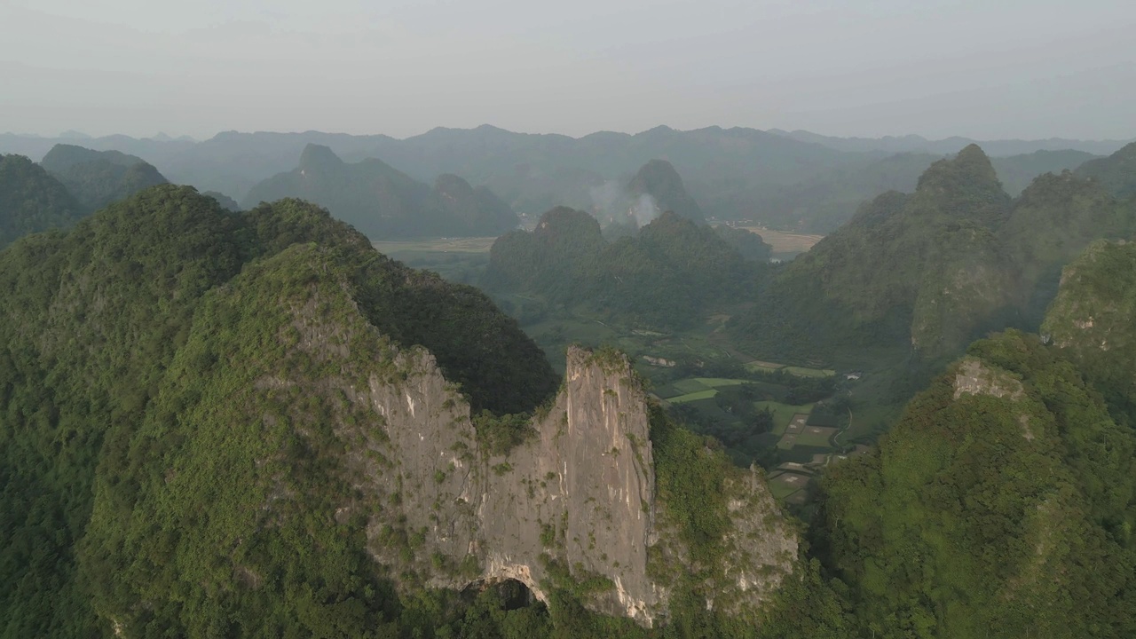 空中俯瞰新鲜的水稻梯田，绿色的农田在农村或农村地区曹邦，山丘陵山谷在亚洲，越南，中国边境。自然景观背景。视频素材