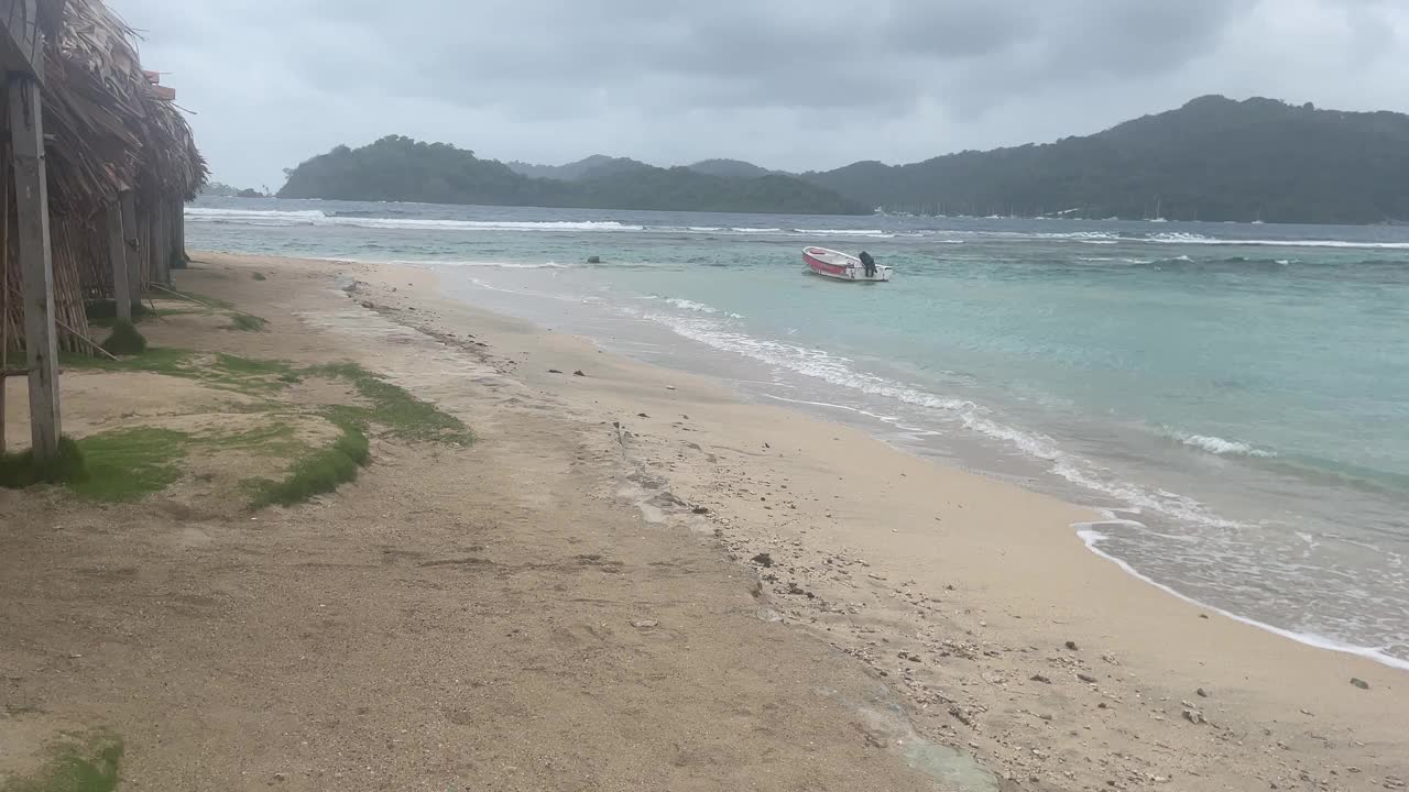 加勒比海海岸的岛屿波涛汹涌，下雨天，度假的绝佳地点视频素材