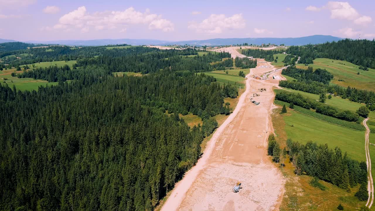 波兰假期-克拉科夫和扎科帕内之间的S7高速公路正在建设中视频素材