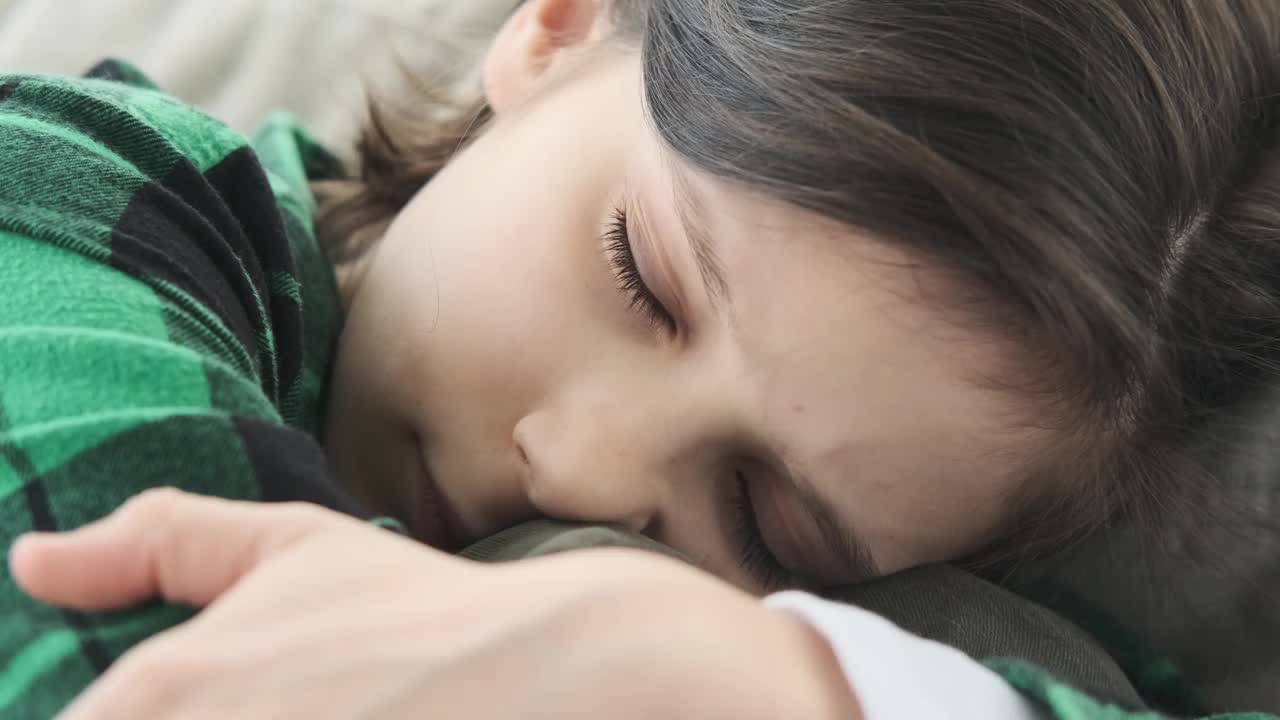 沙发上一个痛苦的白人男孩的特写肖像视频素材