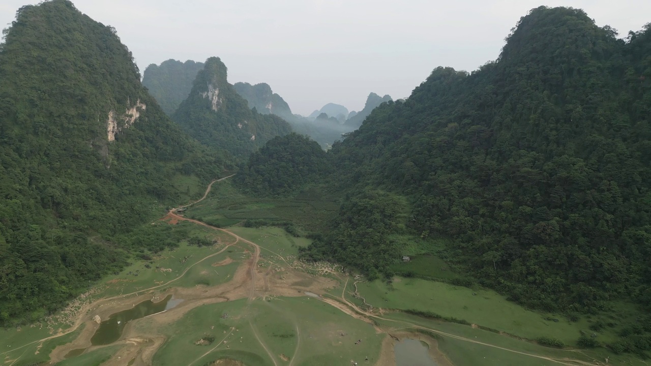 空中俯瞰新鲜的水稻梯田，绿色的农田在农村或农村地区曹邦，山丘陵山谷在亚洲，越南，中国边境。自然景观背景。视频素材