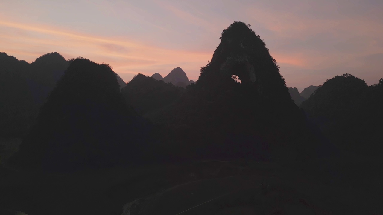 空中俯瞰新鲜的水稻梯田，绿色的农田在农村或农村地区曹邦，山丘陵山谷在亚洲，越南，中国边境。自然景观背景。视频素材