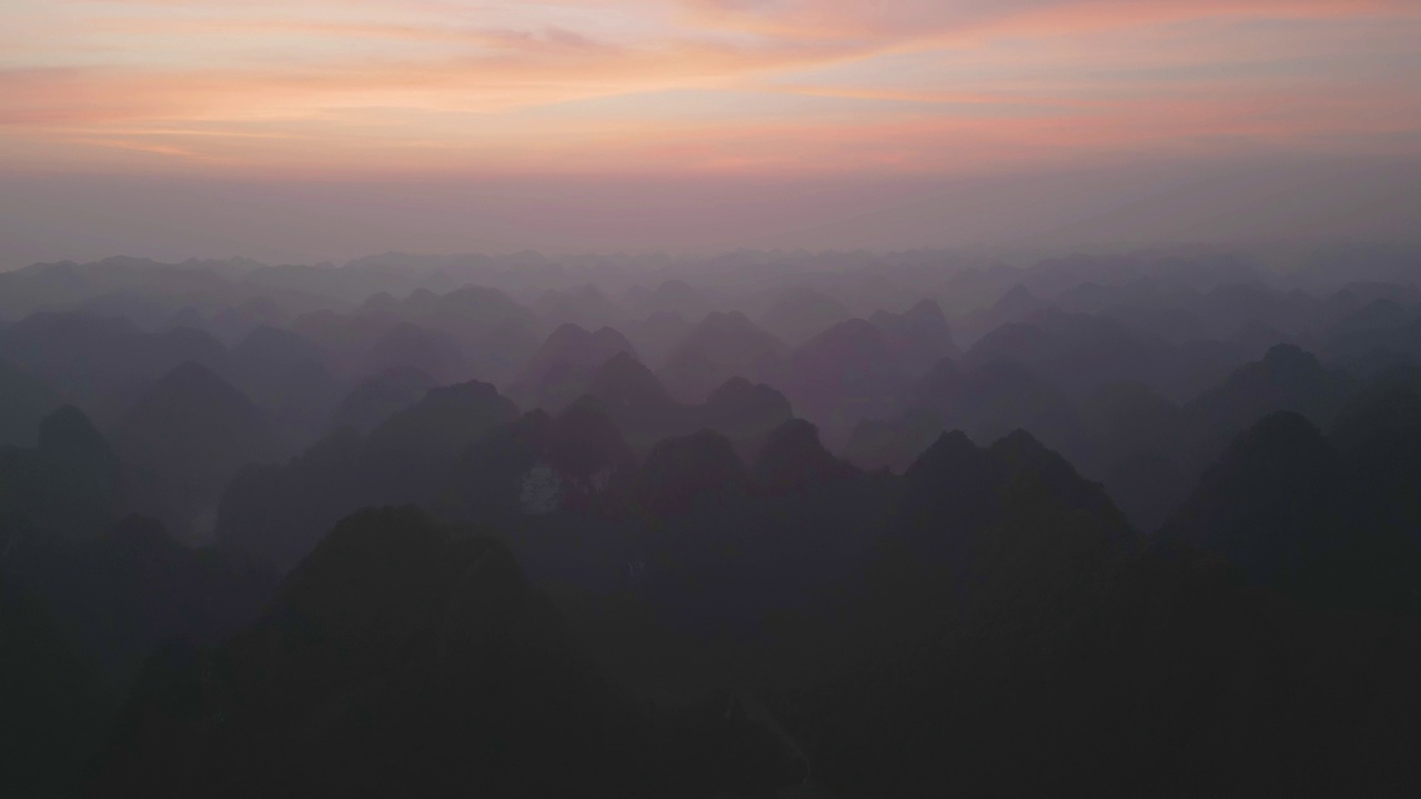 空中俯瞰新鲜的水稻梯田，绿色的农田在农村或农村地区曹邦，山丘陵山谷在亚洲，越南，中国边境。自然景观背景。视频素材