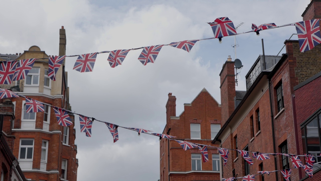 英国英格兰街道上的房屋上飘扬着英国国旗视频下载