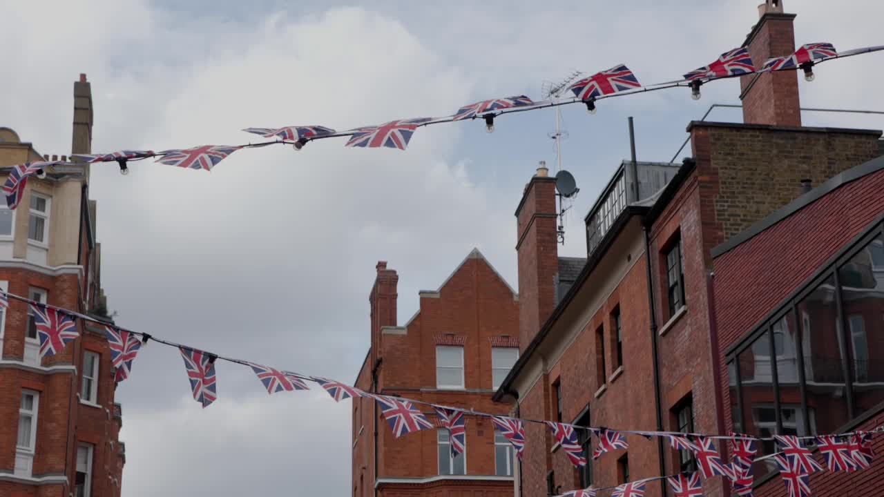 英国英格兰街道上的房屋上飘扬着英国国旗视频下载