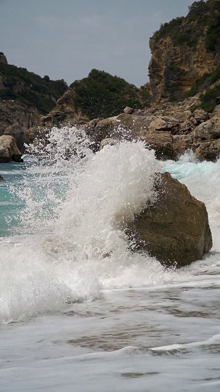 海水冲刷着海滩上的岩石视频素材